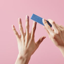 alt
Polissage manuel des ongles naturels avec un bloc polissoir 4 faces bleu sur fond rose